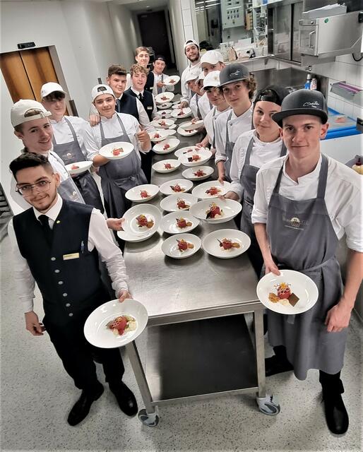 Kulinarische Köstlichkeiten zauberten die Lehrlinge und Praktikanten des Trofana Royal bei der Lehrlingsgala auf die Teller. Eltern, Geschwister, Verwandte und Freunde waren begeistert.  | Foto: privat