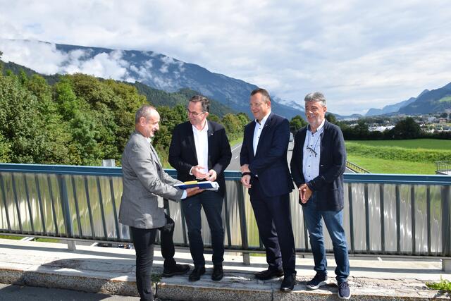 Gerhard Steinlechner (xund's Leben in Vomp), Stefan Siegele (ASFINAG), Karl-Josef Schubert (Bgm. Vomp) Und Fritzu Gurgiser freuen sich über mehr Lärmschutz für Vomp.  | Foto: Haun