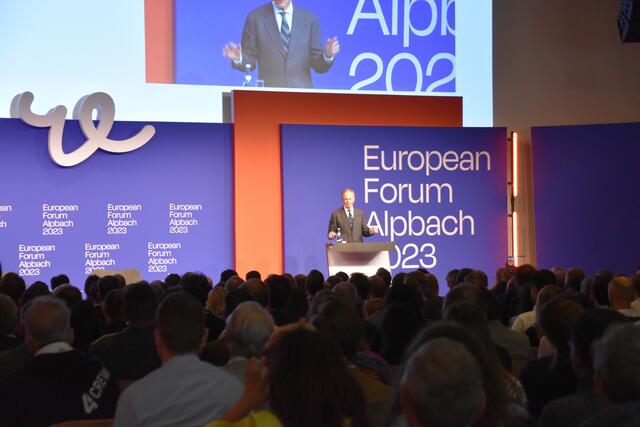 EFA-Präsident Andreas Treichl blickte in seinen einleitenden Worten unter anderem auf die Gründung der Europäischen Union zurück.  | Foto: Barbara Fluckinger
