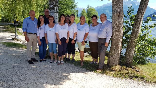 Das Team aus ehrenamtlichen Mitgliedern und Fachkräften unterstützen Demenz-Kranke und pflegende Angehörige beim VergissDEINnicht-Café. | Foto: Verein Rollende Herzen