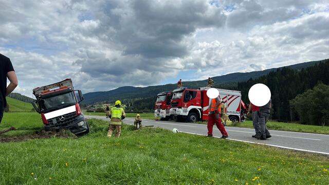 Von einem Einsatz bei einem schweren Verkehrsunfall, bei dem ein mit Hackgut beladener LKW auf B96 bei Tamsweg-Sauerfeld umgestürzt war, berichtete die Freiwillige Feuerwehr Tamsweg. | Foto: Feuerwehrbezirk Tamsweg, Lungau / Thomas Keidel