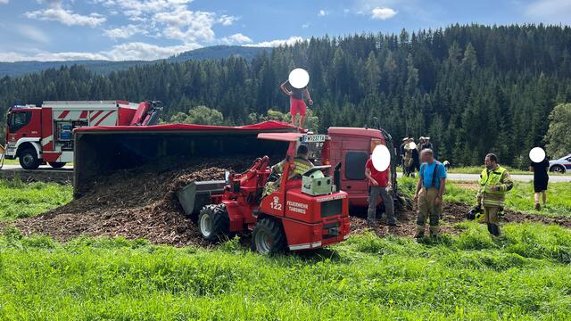 Von einem Einsatz bei einem schweren Verkehrsunfall, bei dem ein mit Hackgut beladener LKW auf B96 bei Tamsweg-Sauerfeld umgestürzt war, berichtete die Freiwillige Feuerwehr Tamsweg. | Foto: Feuerwehrbezirk Tamsweg, Lungau / Thomas Keidel