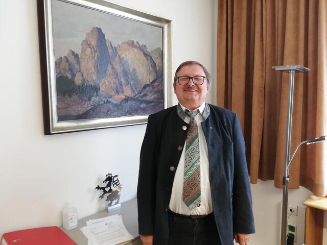 Der Bezirkshauptmann Christian Sulzbacher aus dem Bezirk Liezen gibt einen Überblick über die aktuelle Situation und erklärt wo man am besten ansetzen sollte, um den Auswirkungen zukünftig entgegen zu wirken. | Foto: Schweiger
