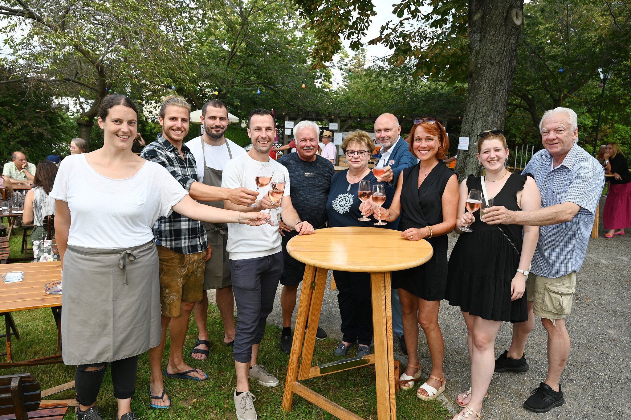 Wein Heurigenfest im Leesdorfer Beserlpark für Verein Dom in Not Baden