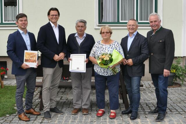 v.l.n.r. Bernhard Baumgartner, Bürgermeister Bernhard Heinl, Anton und Josefine Gstettner, Vizebürgermeister Eduard Sanda, Erich Puxbaum | Foto: Marktgemeinde Michelhausen
