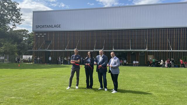 Eröffneten die Sport &amp; Fun Halle Leopoldstadt (v.l.):  Sport Wien-Abteilungsleiter Anatol Richter, Neos Wien-Sprecherin für Stadtentwicklung Selma Arapović, Sportstadtrat Peter Hacker und Leopoldstädter Bezirksvorsteher Alexander Nikolai (beide SPÖ). | Foto: Kathrin Klemm