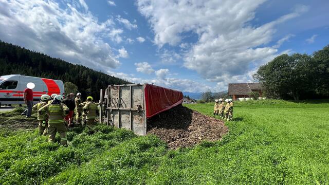 Von einem Einsatz bei einem schweren Verkehrsunfall, bei dem ein mit Hackgut beladener LKW auf B96 bei Tamsweg-Sauerfeld umgestürzt war, berichtete die Freiwillige Feuerwehr Tamsweg. | Foto: Feuerwehrbezirk Tamsweg, Lungau / Thomas Keidel