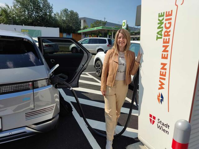 "Der Margaretengürtel ist ein zentraler Ort. Aus dem Süden kommend, kann man sozusagen das Auto noch schnell aufladen, bevor man durch die Stadt düst oder umgekehrt, bevor man aus der Stadt hinausfährt", so Bezirksvorsteherin Silvia Janković (SPÖ). | Foto: Patricia Kornfeld