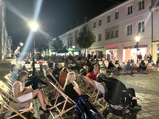 Liegestühle wurden für die Besucher zur Verfügung gestellt und beinahe alle waren besetzt | Foto: Sarah Asia Skarich