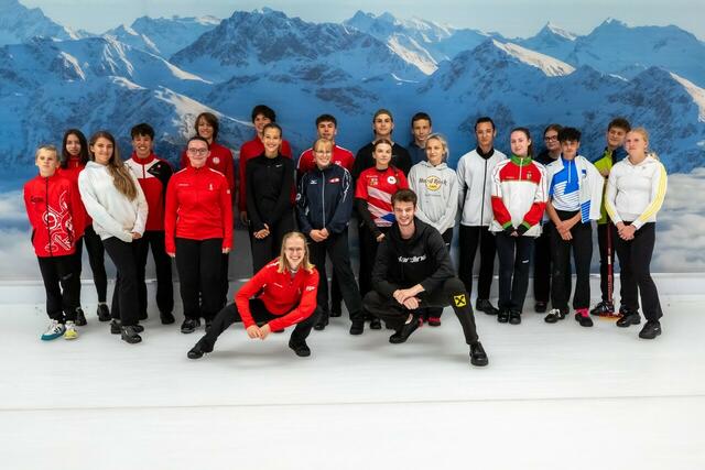 Zehn Junioren-Mixed Doubles-Teams aus vier Nationen mit den Trainern Verena Pflügler und Johann Karg. | Foto: KCC