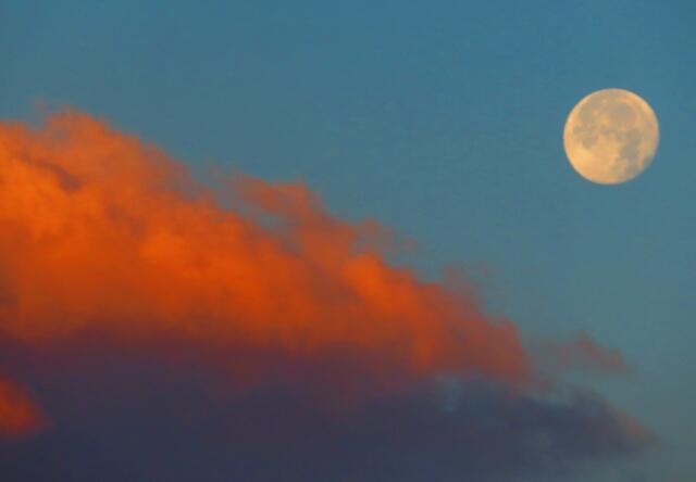 Während die Morgensonne die Wolken anstrahlt, verabschiedet sich der Mond.
Gesehen heute, 3.8. um 06,05 Ihr von Villach Auen aus.