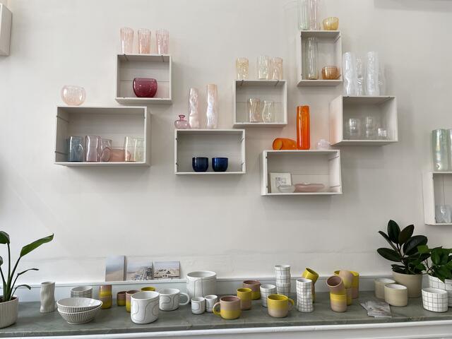 Verschiedenste Formen und Farben entstehen in der kleinen Boutique. | Foto: Miriam Al Kafur
