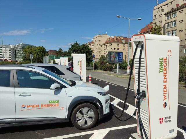 An den fünf Säulen mit insgesamt zehn Ladestellen sollen Lenkerinnen und Lenker ihr E-Auto künftig besonders schnell aufladen können. 12 Minuten für 100 Kilometer-Reichweite, so das Versprechen. | Foto: Patricia Kornfeld