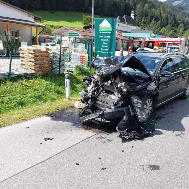 Die Unfallopfer wurden von Feuerwehr-Kameraden geborgen und der Rettung übergeben.  | Foto: FF Reintal