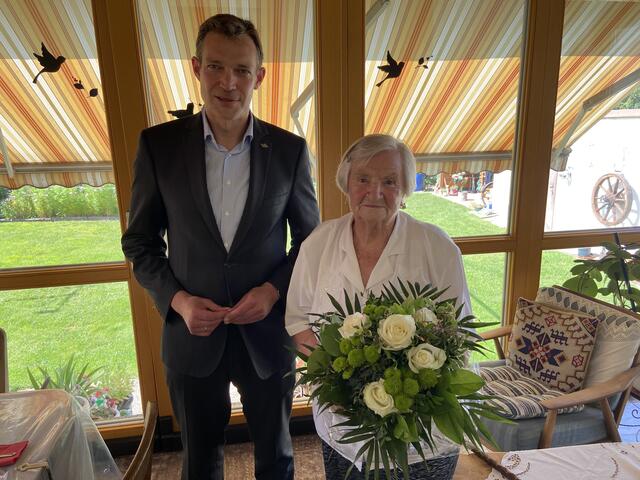 Philipp Gruber gratulierte Margaretha Kornfeld zum 95. Geburtstag. | Foto: Weller