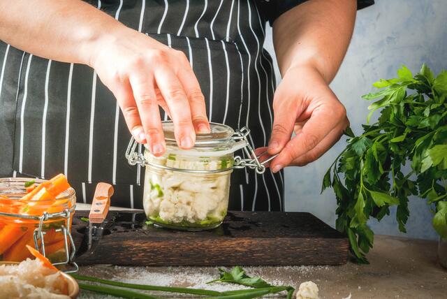 Eingekocht oder eingelegt in Gläsern ist das Obst und Gemüse aus dem Garten lange haltbar. Dabei ist Hygiene wichtig. | Foto: Panthermedia/unixx.0.