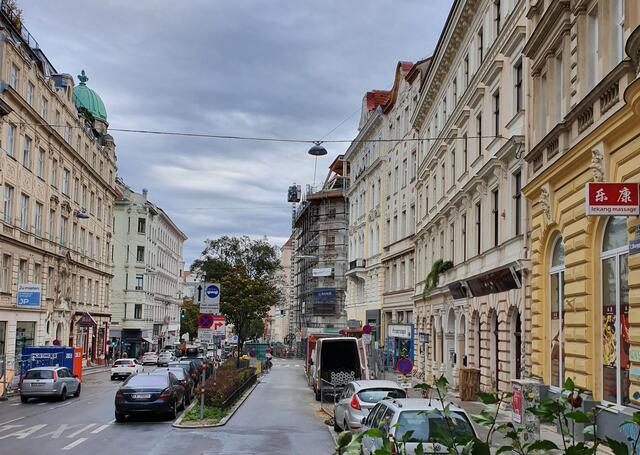 Auf der stark befahrenen Burggasse müssen Kinder viele Dinge, wie Bus, Fahrrad und Autos beachten. | Foto: BV Neubau