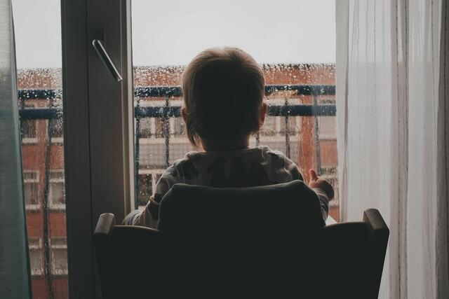 Nach dem Sturz blieb der Bub augenscheinlich unverletzt. (Symbolfoto) | Foto: Ömürden Cengiz/Unsplash