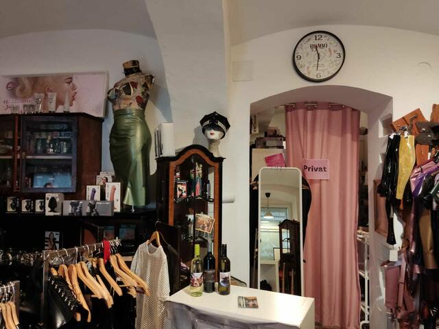 Latexmode oder doch lieber erotische Kunst und Literatur? Das findet man zum Beispiel am Samstag, 2. September, in der Ziegelofengasse 7. 
 | Foto: Patricia Kornfeld