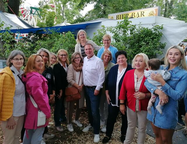  v.li.n.re.: Regina Scheichel, GRin Mag.a Iris Wanner, GRin Elfie Kreitner, Gabriele Mayer, LRin Ulrike Königsberger Ludwig, Ottilie Stöberl, Bezirksfauenvorsitzende GRin Mag.a Elisabeth Kreuzhuber, Bundesparteivorsitzender BR Bgm. Andreas Babler, GRin Hannelore Rohrhofer (hinten), Mag.a Rita Rumpelmaier, GRin Bettina Doppler (Paudorf), GRin Sandra Hutschala (Rossatz-Arnsdorf), Dzeneta Celovic | Foto: SPÖ Krems