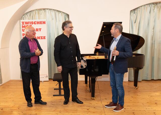 V.l.: Intendant Johannes Kropfitsch, der kubanische Pianist Leonel Morales und Kulturstadtrat Peter Kasper.