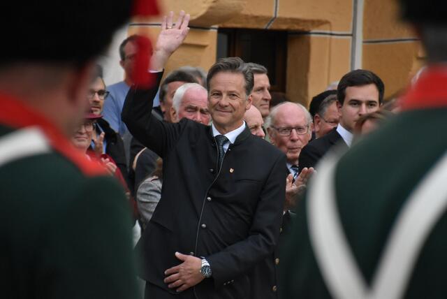 Tamswegs neuer Bürgermeister Wolfgang Pfeifenberger (ÖVP) bei der Installations-Zeremonie am Marktplatz in Tamsweg, am 31. August 2023, wo diverse Vereine – angefangen bei der Bürgermusikkapelle, der Samsongruppe bis hin zu der Schützenkompanie – Aufstellung nahmen. | Foto: Peter J. Wieland