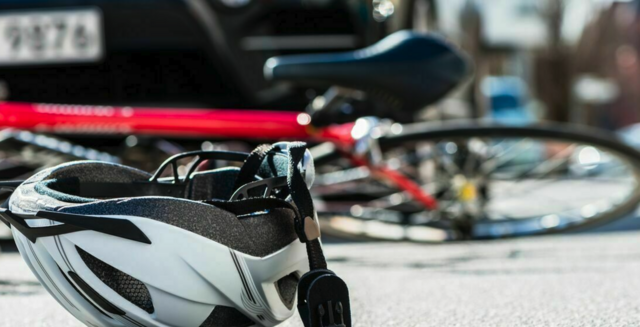 Am Donnerstagnachmittag verletzte sich eine Rennradfahrerin schwer, nachdem sie mit dem Rad in die Schienen der Straßenbahn gekommen war. | Foto: panthermedia/Kzenon / Symbolfoto