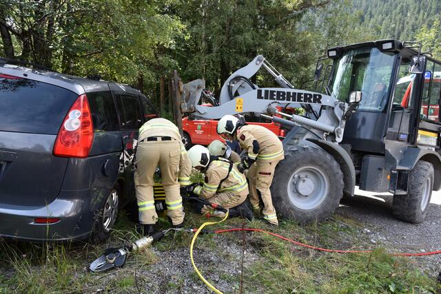 Auch die Bergeschere kam bei der Übung zum Einsatz. | Foto: FW Weißenbach