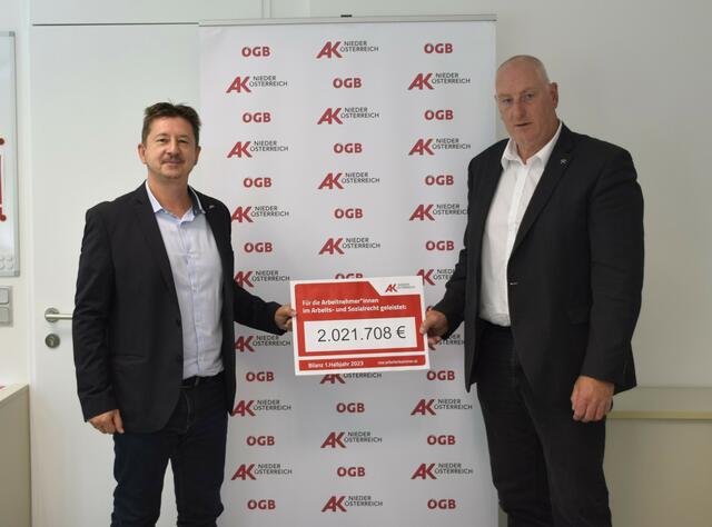 Herbert Grurl und Kammerrat Helmut Novak bei der Halbjahres-Bilanz 2023 der AK.