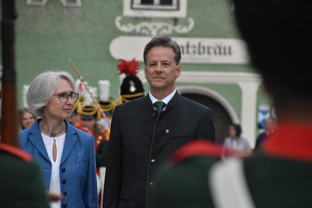 Tamswegs neuer Bürgermeister Wolfgang Pfeifenberger (ÖVP) mit Gattin Christine bei der Installations-Zeremonie am Marktplatz in Tamsweg, am 31. August 2023, wo diverse Vereine – angefangen bei der Bürgermusikkapelle, der Samsongruppe bis hin zu der Schützenkompanie – Aufstellung nahmen. | Foto: Peter J. Wieland