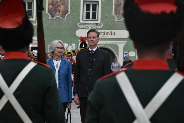 Tamswegs neuer Bürgermeister Wolfgang Pfeifenberger (ÖVP) mit Gattin Christine bei der Installations-Zeremonie am Marktplatz in Tamsweg, am 31. August 2023, wo diverse Vereine – angefangen bei der Bürgermusikkapelle, der Samsongruppe bis hin zu der Schützenkompanie – Aufstellung nahmen. | Foto: Peter J. Wieland