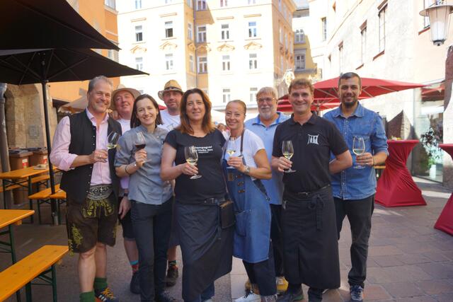 "Auf a Glaserl" beim 15. Wein-Gassenfest im Vier-Viecherviertel in der Altstadt am 8. und 9.9. | Foto: IAI