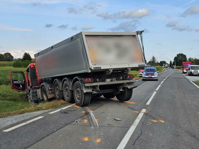 Der Lkw-Lenker versuchte noch auszuweichen, doch er kam von der Fahrbahn ab. | Foto: OBM d. V. Johannes Schreiner