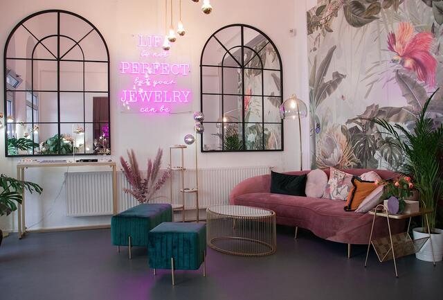 Das Geschäft in der Stumpergasse verfügt über einen Showroom. Hier kann der Schmuck gemütlich probiert werden. | Foto: Teischl/RMA