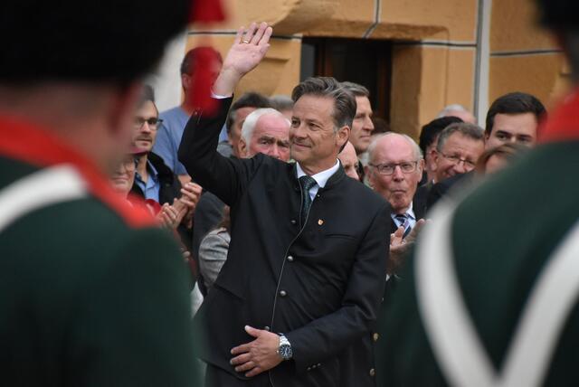 Tamswegs neuer Bürgermeister Wolfgang Pfeifenberger (ÖVP) bei der Installations-Zeremonie am Marktplatz in Tamsweg, am 31. August 2023, wo diverse Vereine – angefangen bei der Bürgermusikkapelle, der Samsongruppe bis hin zu der Schützenkompanie – Aufstellung nahmen. | Foto: Peter J. Wieland