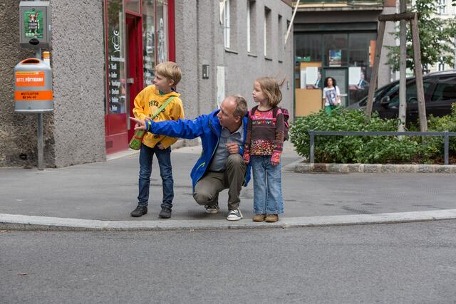 Der Schulweg soll mit den Kindern gemeinsam geübt werden. | Foto: AUVA/Winkler