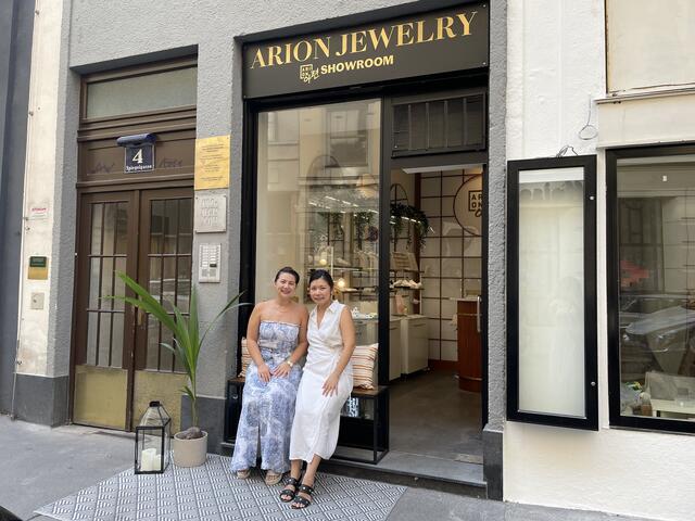 Die beiden Schmuckdesignerinnen Natalie (l.) und Roxy vor ihrem Store in der Spiegelgasse. Dieser wurde im Jänner dieses Jahres eröffnet. | Foto: Teischl/RMA