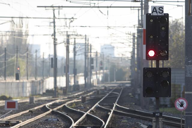 Am Freitagnachmittag, 1. September, haben Arbeiter auf einer Baustelle in der Nähe des Bahnhofs Floridsdorf ein explosives Kriegsrelikt gefunden. | Foto: ALEX HALADA / APA / picturedesk.com