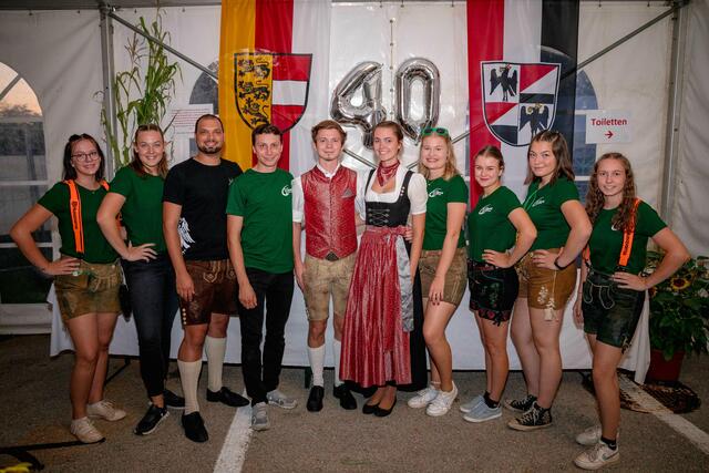 Dynamisches Führungsduo: Die Geschwister Marcel und Sabrina Lackner (Bildmitte) führen gemeinsam die Geschicke der Landjugend Ebenthal.