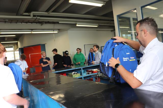 Als Geschenk für die neuen Lehrlinge gab es einen Rucksack mit hochwertigem Sappi T-Shirt. | Foto: Edith Ertl