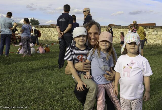 Hermann Hill mit seinen Kindern. | Foto: cinemotion - Ivanek