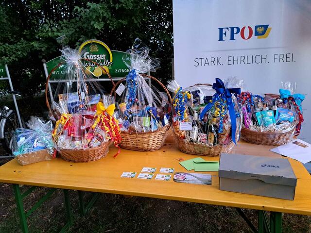 Wertvolle Geschenkskörbe als Tombolapreise. | Foto: Winkler