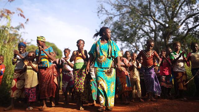 Einer der drei Lehrerinnen unterrichtet in einer Hütte im Buschland Burkina Fasos.  | Foto: x-verleih.de
