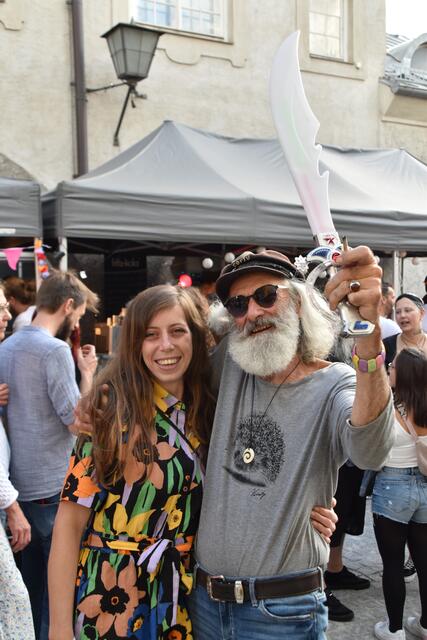 Nadine und Hermann zogen tanzend durch die Stadt. | Foto: Kendlbacher