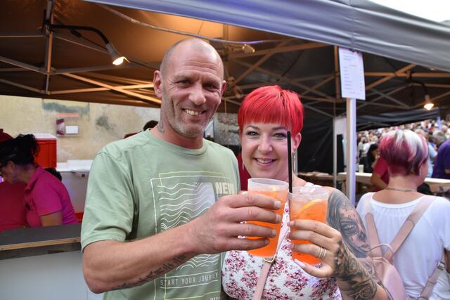 Reini Happ (Reini Happ und Freunde) und Sabine Walder erfrischten sich mit einem Cocktail. | Foto: Kendlbacher