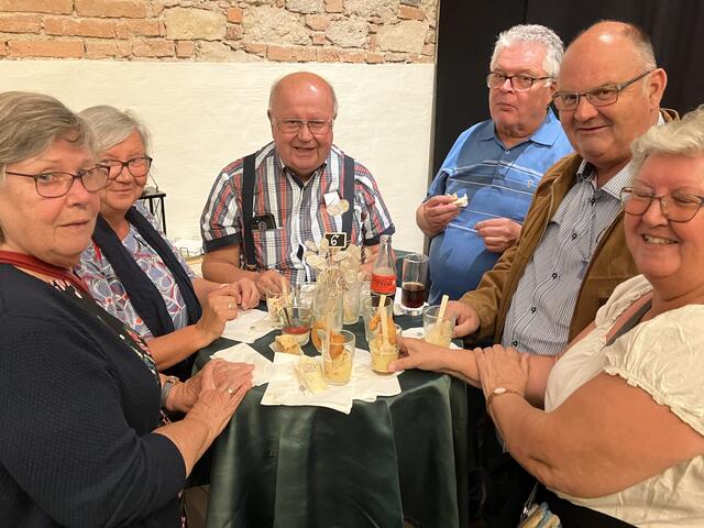 Alle Jahre wieder Gast beim Septembertheater: gesellige Runde um die Familien Reichspfarrer und Kornigg | Foto: Stockmann