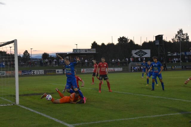 In dieser Szene zwischen Lukas Ried und Christoph Riegler hätte es eigentlich Corner für Oberwart geben müssen. | Foto: Michael Strini