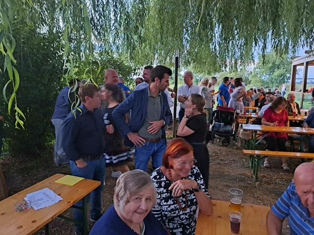 Udo Landbauer stellte sich den Fragen mancher Besucher. | Foto: Winkler