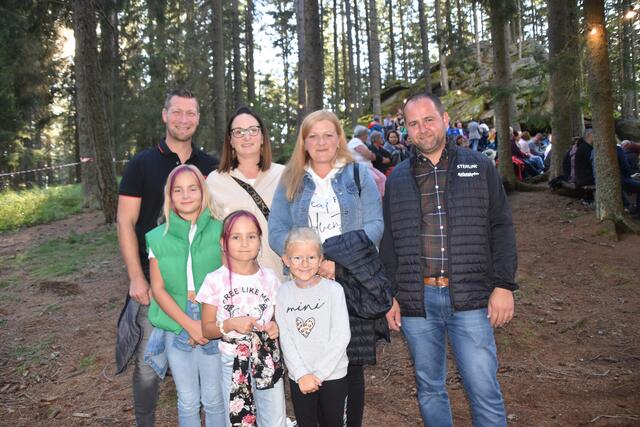 Andreas, Lisa, Claudia und Julia Mohl mit Simone, Anna und Thomas Seelaus (von links)