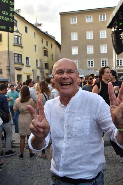 Günter Vettori (Vettori Mode) zog gut gelaunt durch die Altstadt. | Foto: Kendlbacher